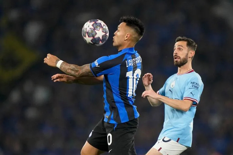 Lautaro Martínez y Bernardo Silva, del City, durante la final de la Champions del año pasado, en Estambul 