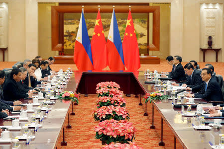 Chinese Premier Li Keqiang (R) and Philippines President Rodrigo Duterte (L) attend a meeting at the Great Hall of the People in Beijing, China, October 20, 2016. REUTERS/Wu Hong/Pool