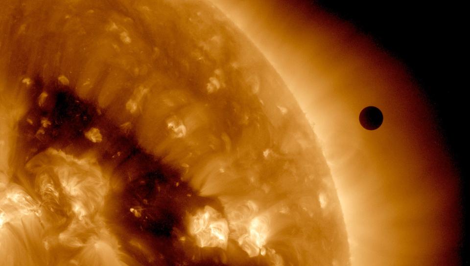 <p>En esta imagen proporcionada por la NASA, el satélite SDO captura una imagen de ultra alta definición del Tránsito de Venus a través de la cara del Sol el 6 de junio de 2012 desde el espacio. El último tránsito fue en 2004 y el próximo par de eventos no volverá a ocurrir hasta el año 2117 y 2125. </p> (Foto de SDO / NASA a través de Getty Images)