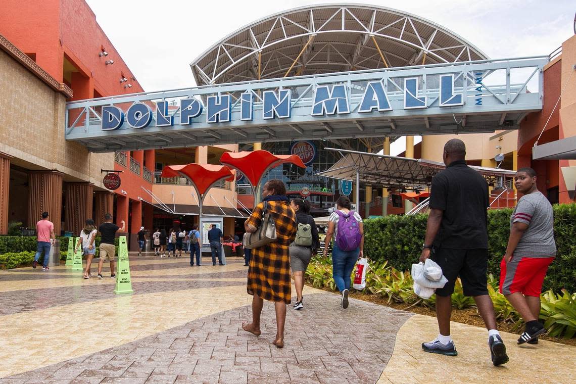 Simon Property Group, the largest mall operator in the U.S., was set to take over Dolphin Mall in west Miami-Dade. The deal is now off.