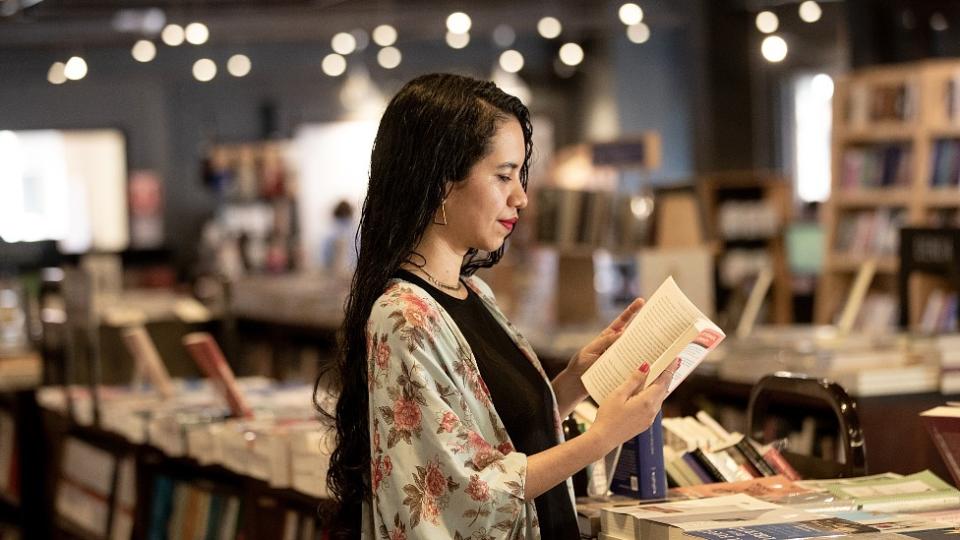 Astrid Morales en una librería