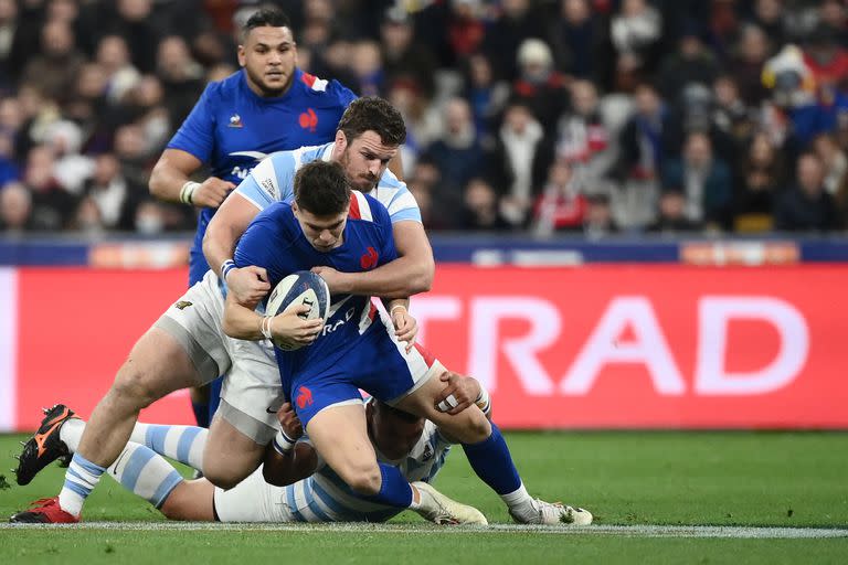 Julián Montoya, capitán de Los Pumas, tacklea al francés Matthieu Jalibert durante el test match que el equipo argentino perdió frente a los galos por 29 a 20.