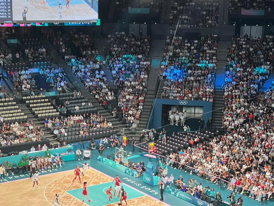 Bercy Arena dipenuhi penonton saat pertandingan AS vs. Brasil — kecuali kursi yang dikontrol IOC. 