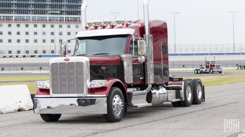 The Peterbilt Model 589 debuted in May as the successor to the venerable long-nose Model 389. (Photo: Jim Allen/FreightWaves)
