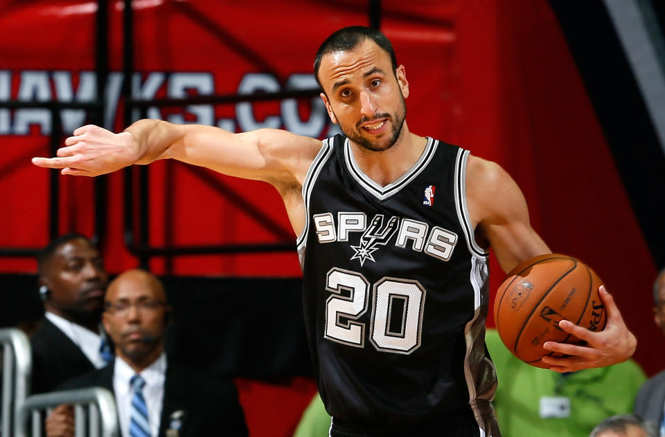 El argentino Manu Ginobili #20, de los San Antonio Spurs, da indicaciones a compañeros en partido contra los Atlanta Hawks, de la liga NBA, en el estadio Philips Arena, el 17 de octubre de 2013, en Atlanta.