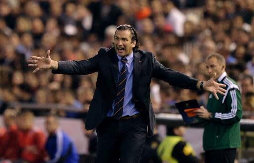 El técnico argentino del Valencia, Juan Antonio Pizzi, protesta una decisión en el partido de Europa League ante el Basilea, el 10 de abril de 2014, en Mestalla, Valencia (AFP/Archivos | JOSE JORDAN)