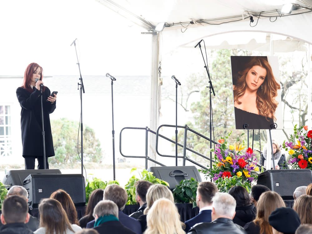 Abschied von Lisa Marie Presley: Für einen der emotionalsten Höhepunkte sorgte ihre Mutter, Priscilla Presley. (Bild: Jason Kempin/Getty Images for ABA)