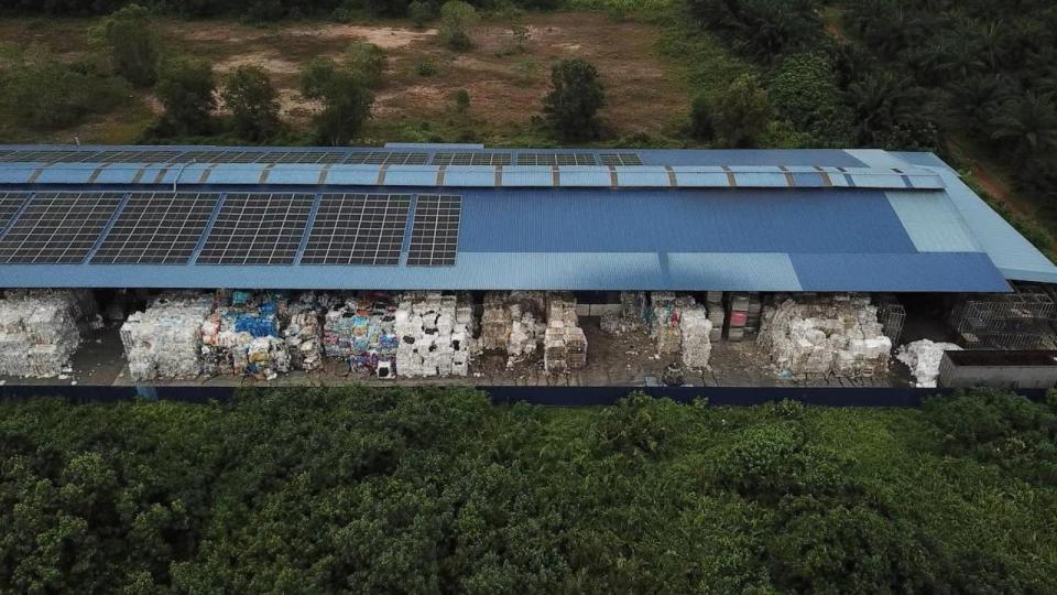 PHOTO: A Malaysian plastic facility where an ABC News plastic bag tracker last pinged that does not appear to have a license to import plastic waste. (ABC News)