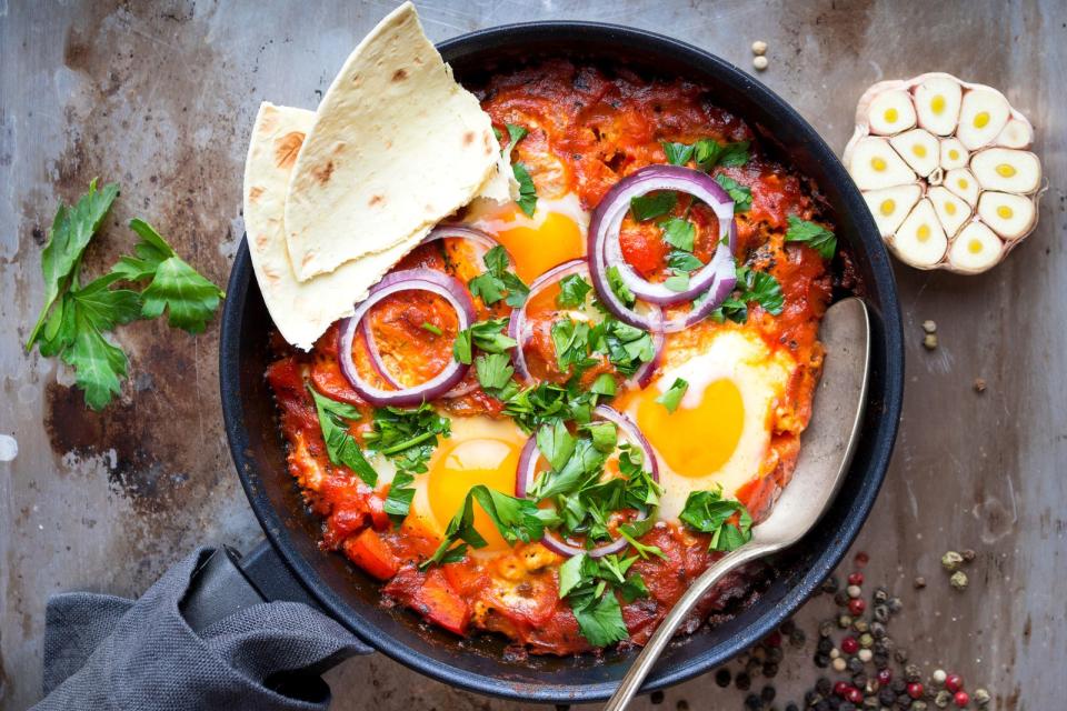 Shakshuka wird auch hierzulande immer beliebter. Denn das nordafrikanische Pfannengericht ist schnell zubereitet, nahrhaft und sehr lecker. In eine ofenfeste Pfanne werden Auberginen, Zucchini, Paprikaschoten, Zwiebeln und Knoblauch angebraten und mit Tomaten aus dem Glas gekocht. Vor dem Ende der Garzeit werden Eier in das Gemüse geschlagen und je nach Geschmack mit Feta, Koriander, Kreuzkümmel und Chili im Ofen gebacken. (Bild: iStock/thesomegirl)