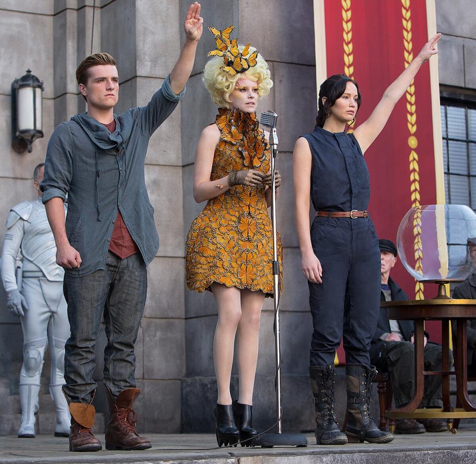 Peeta Mellark (Josh Hutcherson), Effie Trinket (Elizabeth Banks) and Katniss Everdeen (Jennifer Lawrence) in CATCHING FIRE