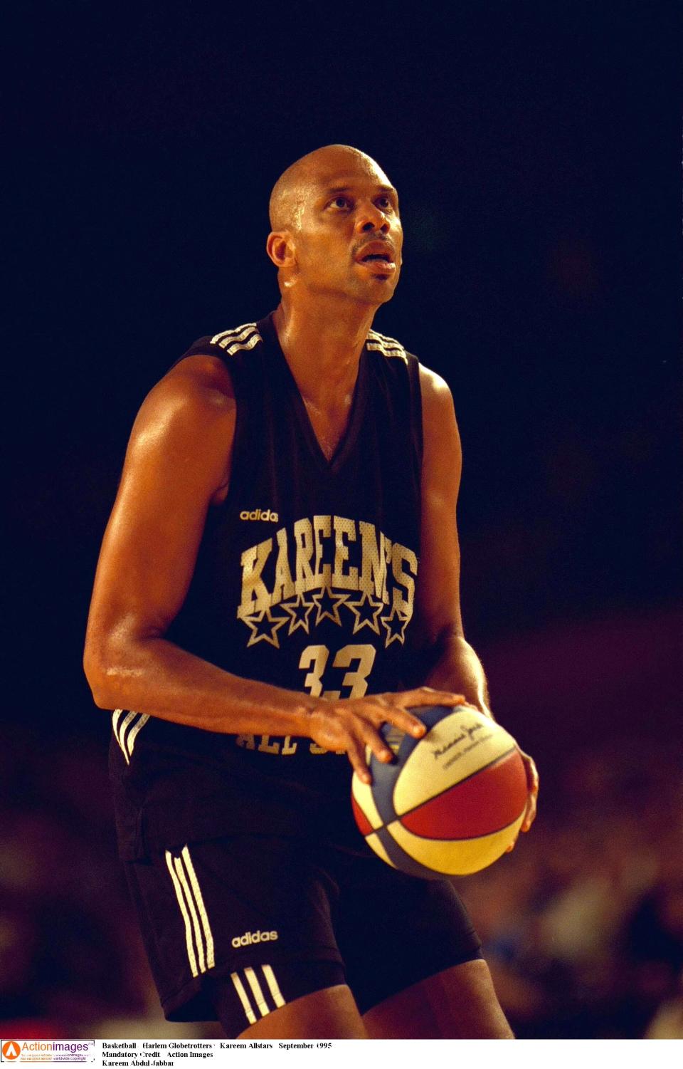 Kareem Abdul Jabbar playing in the  Harlem Globetrotters v Kareem Allstars in 1995. (Photo: Action Images)