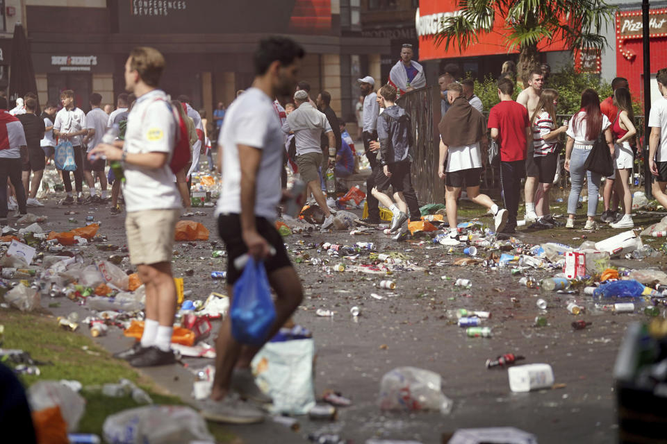 Basura regada por hinchas ingleses en la plaza Leicester del centro de Londres, el domingo 11 de julio de 2021, previo a la final de la Euro 2020. (Andrew Matthews/PA vía AP)