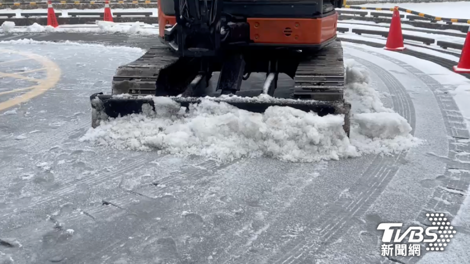 稍早工作人員已出動挖土機剷除路面積雪。（圖／TVBS）