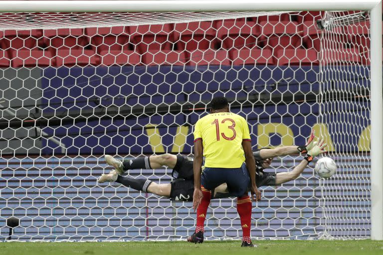 El arquero argentino Emiliano Martínez ataja un penal al colombiano Yerry Mina, el miércoles 7 de julio de 2021, en la semifinal de la Copa América disputada en Brasilia (AP Foto/Eraldo Peres)