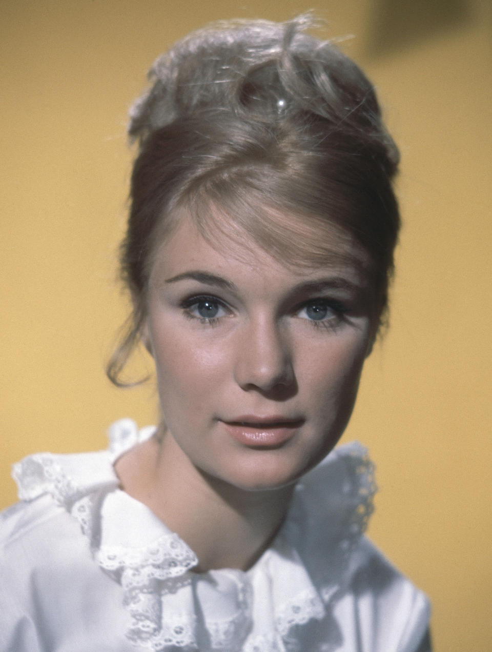 ARCHIVO - La actriz Yvette Mimieux en un retrato de 1965. Mimieux, estrella de cine de los años 60 que apareció en películas como "Where the Boys Are", "The Time Machine" y "Light in the Piazza", murió de causas naturales mientras dormía la madrugada del martes 18 de enero de 2022 en su casa en Los Ángeles. Tenía 80 años. (AP Foto, Archivo)