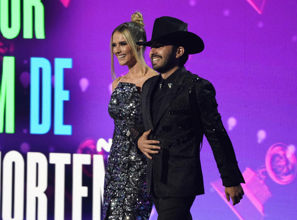 ARCHIVO - Kimberly Dos Ramos, izquierda, y Joss Favela presentan el premio a mejor álbum norteño en la 22a entrega anual del Latin Grammy el 18 de noviembre de 2021, en la Arena MGM Grand Garden en Las Vegas. Favela está nominado al Latin Grammy en la categoría de mejor álbum de música norteña y mejor canción regional mexicana. Los Latin Grammy se entregarán el 16 de noviembre de 2023 en Sevilla, España. (AP Photo/Chris Pizzello, archivo)