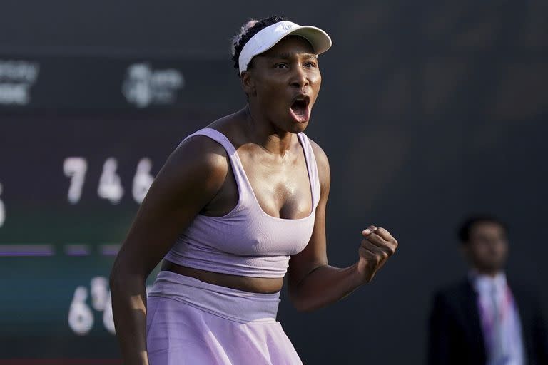 Venus Williams celebra tras vencer a Camila Giorgi en Birmingham