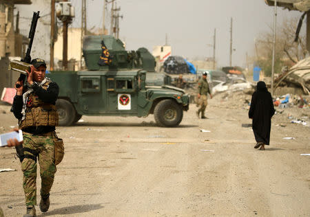 A member of the Iraqi rapid response force carries his weapon during a battle against Islamic State militants in Mosul, Iraq, March 11, 2017. REUTERS/Thaier Al-Sudani