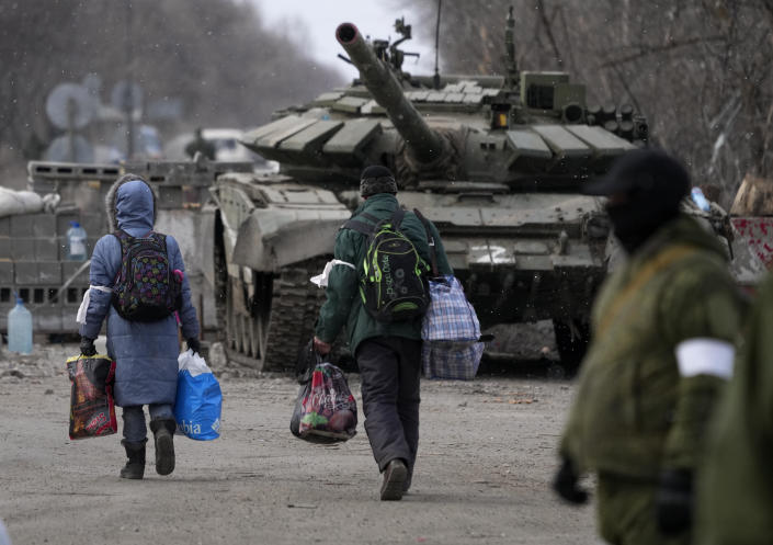 Ukrainian civilians evacuate from the city of Mariupol under the supervision of Russia-backed separatists. / Credit: Stringer/Anadolu Agency/Getty