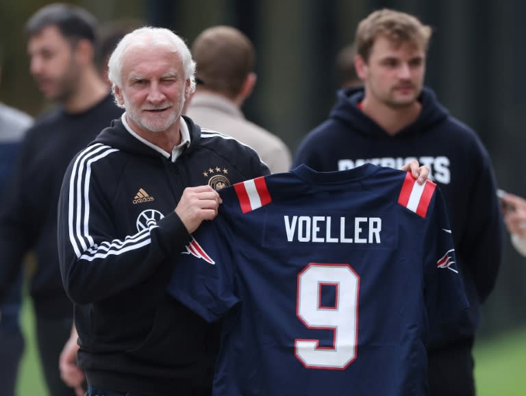 Le directeur sportif de l'équipe d'Allemagne de football, Rudi Völler, montre un maillot floqué à son nom lors d'une tournée de la sélection à Foxborough (Massachusetts, est des Etats-Unis) le 10 octobre 2023 (ALEX GRIMM)