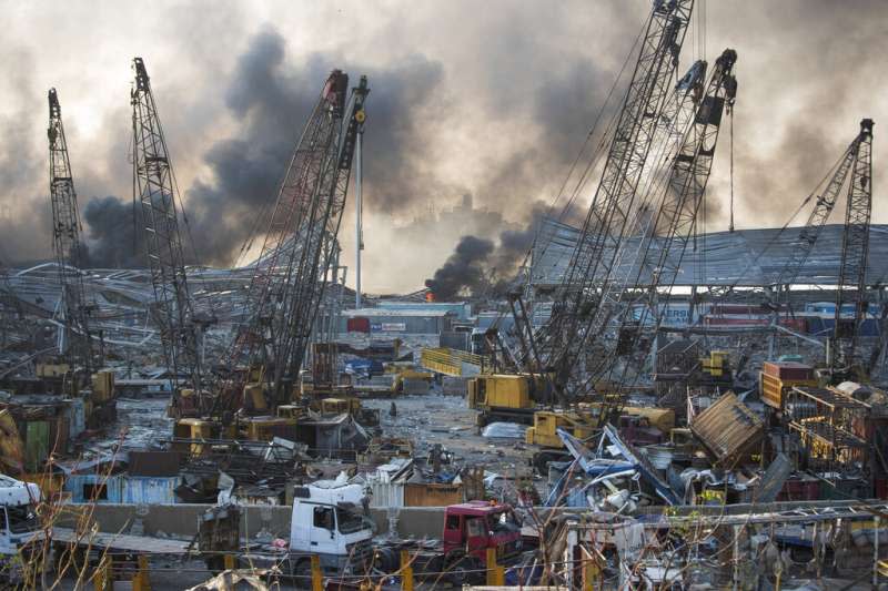 黎巴嫩首都貝魯特市中心附近港區4日發生大爆炸，至少78人喪生和近4000人受傷。（美聯社）