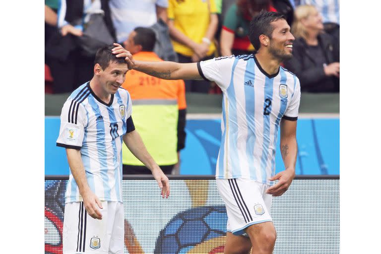 El argentino Lionel Leo Messi (L) celebra su 1-2 con su compañero de equipo Ezequiel Garay (R) durante la Copa Mundial de la FIFA 2014 grupo F ronda preliminar partido entre Nigeria y Argentina en el Estadio Beira-Rio en Porto Alegre, Brasil, 25 de junio de 2014.