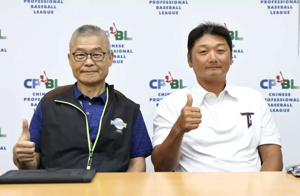 中華職棒聯盟祕書長楊清瓏(左)和中華隊總教練曾豪駒針對大名單說明。官方提供