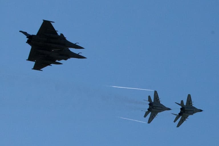 Deux Mig-29 polonais, à droite, aux côtés de Rafales français (à gauche), le 29 avril 2014 en Pologne. PHOTO D'ILLUSTRATION - JOEL SAGET © 2019 AFP