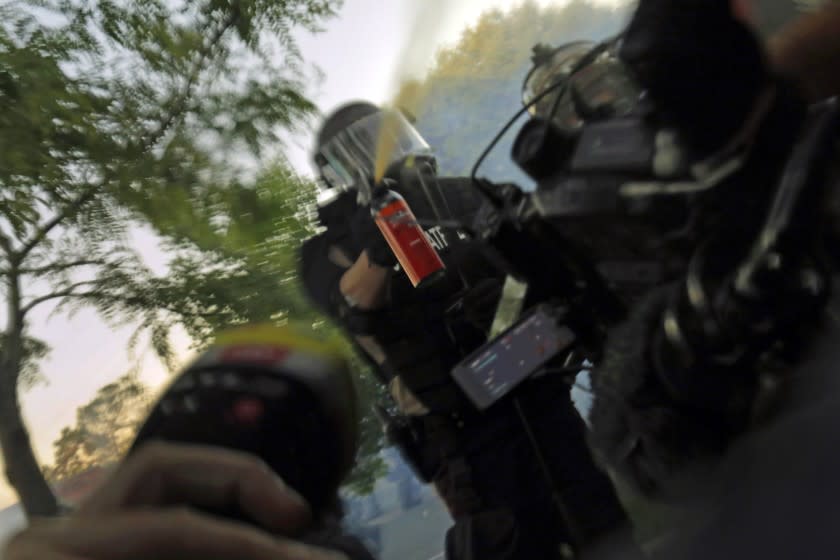 MINNEAPOLIS, Minnesota -MAY 29, 2020-Minnesota State Patrol officers spray journalists with pepper spray and fire rubber bullets while they are working, despite their exemption from the curfew on Saturday, (Carolyn Cole/Los Angeles Times)