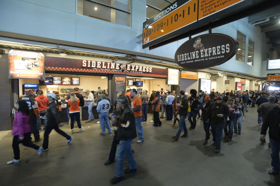 ARCHIVO - En esta foto del 12 de octubre de 2014, aficionados pasan frente a las tiendas de comida previo a un partido de la NFL entre los Browns de Cleveland y los Steelers de Pittsburgh. (AP Foto/David Richard, archivo)