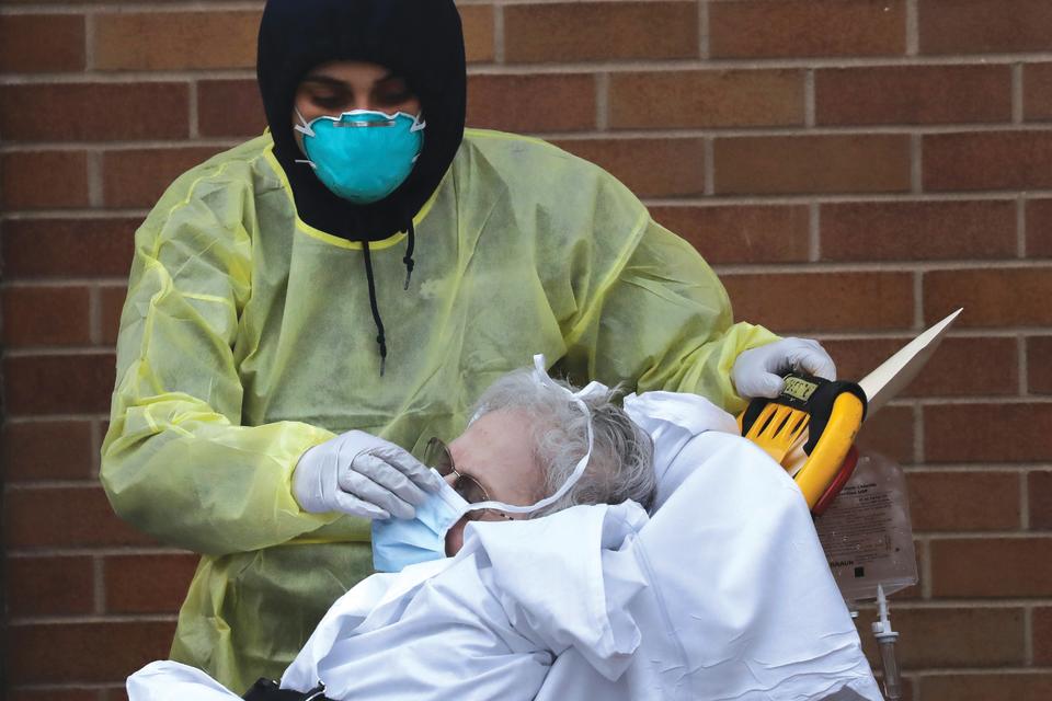 Medical workers accept patients outside of a special coronavirus intake area at Maimonides Medical Center in the Borough Park neighborhood of Brooklyn. New York City, April 14, 2020. (Photo: Spencer Platt/Getty Images)