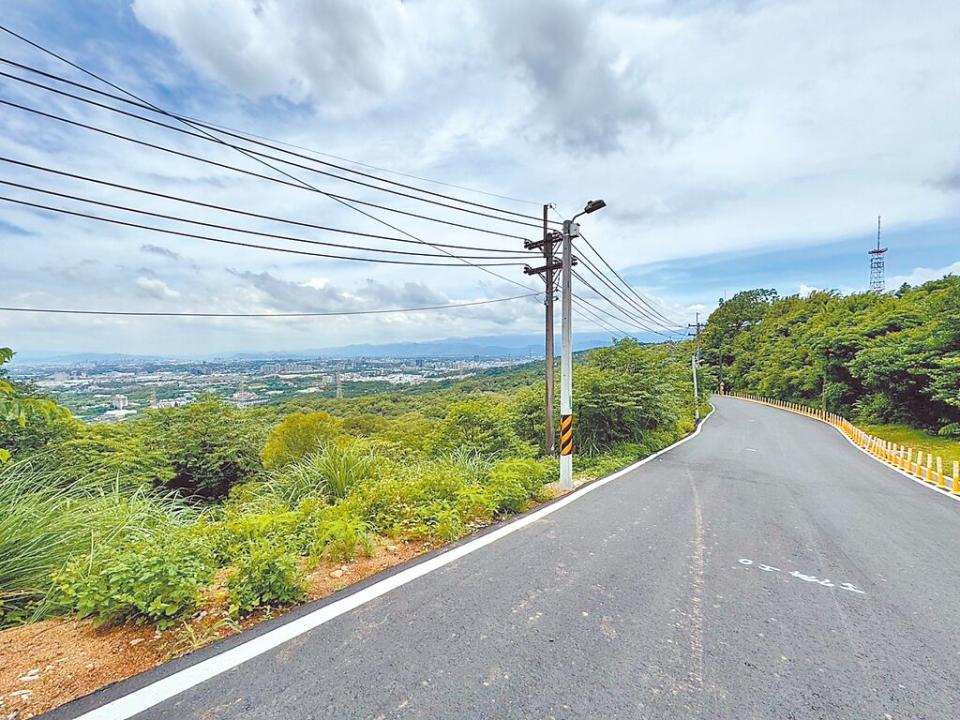 桃園市龍潭區德湖街是連結龍潭科學園區與厚生工業園區的重要道路，改善前未鋪設瀝青混凝土，民眾行車不便，市府工務局核撥經費3100萬元辦理道路改善工程完工，民眾更便捷。（呂筱蟬攝）