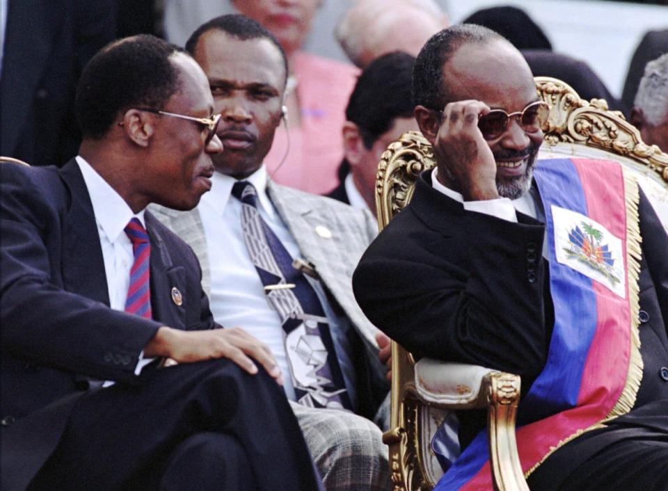 1996年2月7日，海地前總統亞里斯提（左）在新任總統蒲雷華（右）的就職典禮上。美聯社