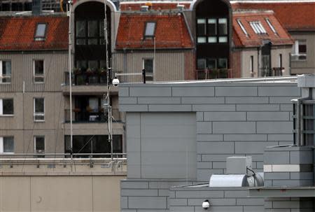 Antennas and suspected covered windows (C) are pictured on the roof of the U.S. embassy in Berlin October 27, 2013. REUTERS/Fabrizio Bensch