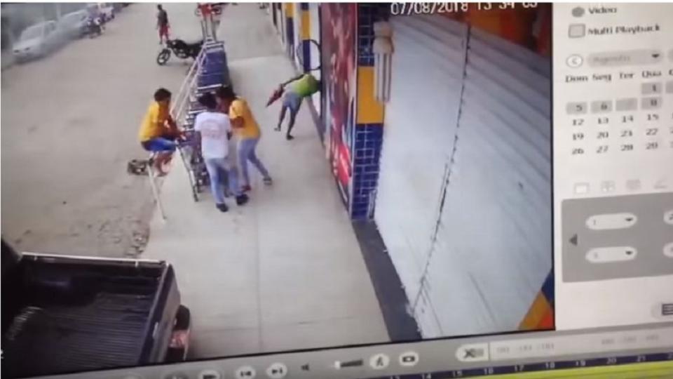 巴西一名婦人走在路上突被校車爆胎的噴飛鋼圈打到頭部，當場枉死。(圖／翻攝自YouTube)