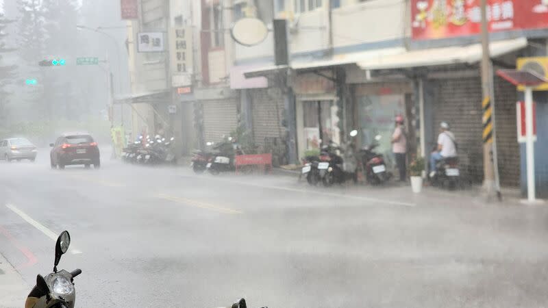 受到雷雨影響，澎湖機場27日上午9時10分起暫停地面作業，部分航班可能因此延誤。（中央社資料照）