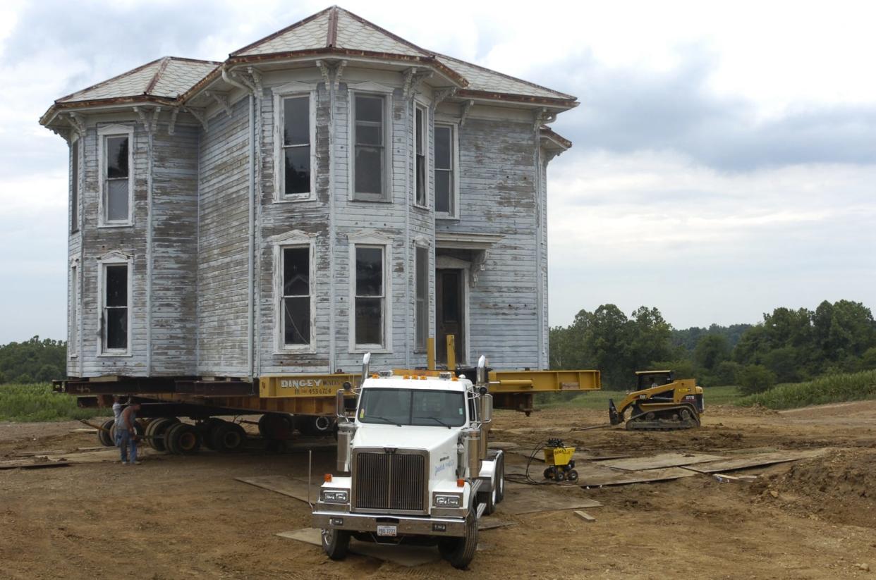 The Captain Scott House is moved to its final resting spot just north of Alexandria in 2007.