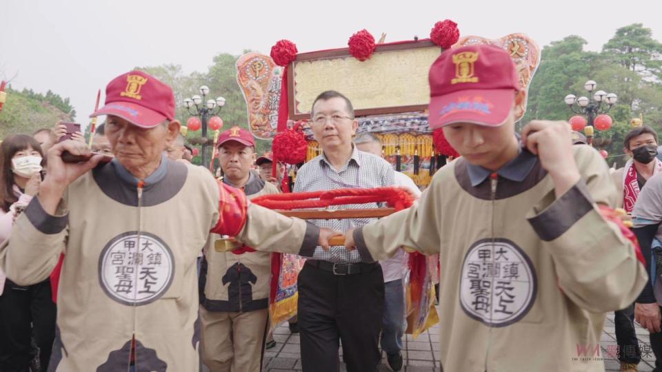 ▲大甲鎮瀾宮媽祖回鑾，鑾駕遶境回鑾停駕即將於今年7月停辦的明道大學，大批學生及教職員在現場恭候多時，當媽祖鑾轎現身時，現場歡呼聲不斷。（記者陳雅芳攝）