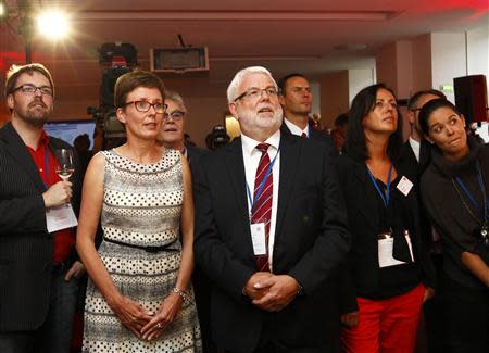 Opposition Social Democratic (SPD) party members react as they watch exit polls in Munich, September 15, 2013. REUTERS/Michaela Rehle