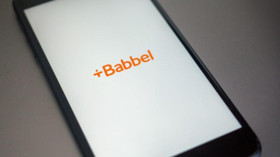 Das Logo der E-Learning-Plattform Babbel ist auf dem Bildschirm eines Smartphones zu sehen.