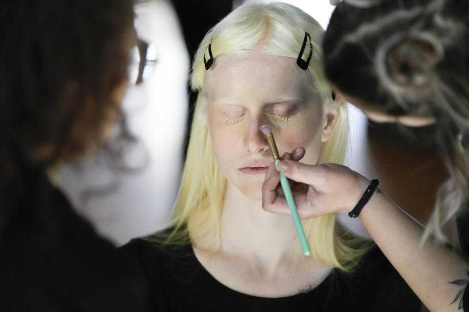 Lucia Della Ratta es maquillada durante una sesión de la agencia de modelos L'Imperfetta (La imperfecta) en Roma, el martes 7 de febrero de 2023. Lucia es albina. (Foto AP/Alessandra Tarantino)