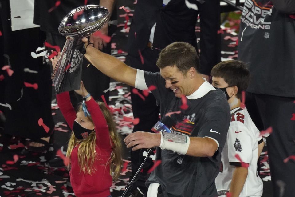 El quarterback Tom Brady de los Buccaneers de Tampa Bay alza el trofeo del Super Bowl al celebrar la victoria ante los Chiefs de Kansas City, el domingo 7 de febrero de 2021, en Tampa, Florida. (AP Foto/Charlie Riedel)