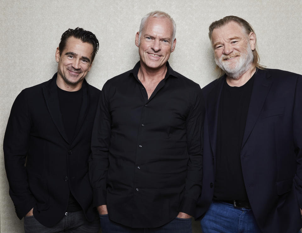 El actor Colin Farrell, izquierda, el cineasta Martin McDonagh, centro, y el actor Brendan Gleeson posan para promover "The Banshees of Inisherin" el 11 de octubre de 2022 en Nueva York. (Foto Matt Licari/Invision/AP)