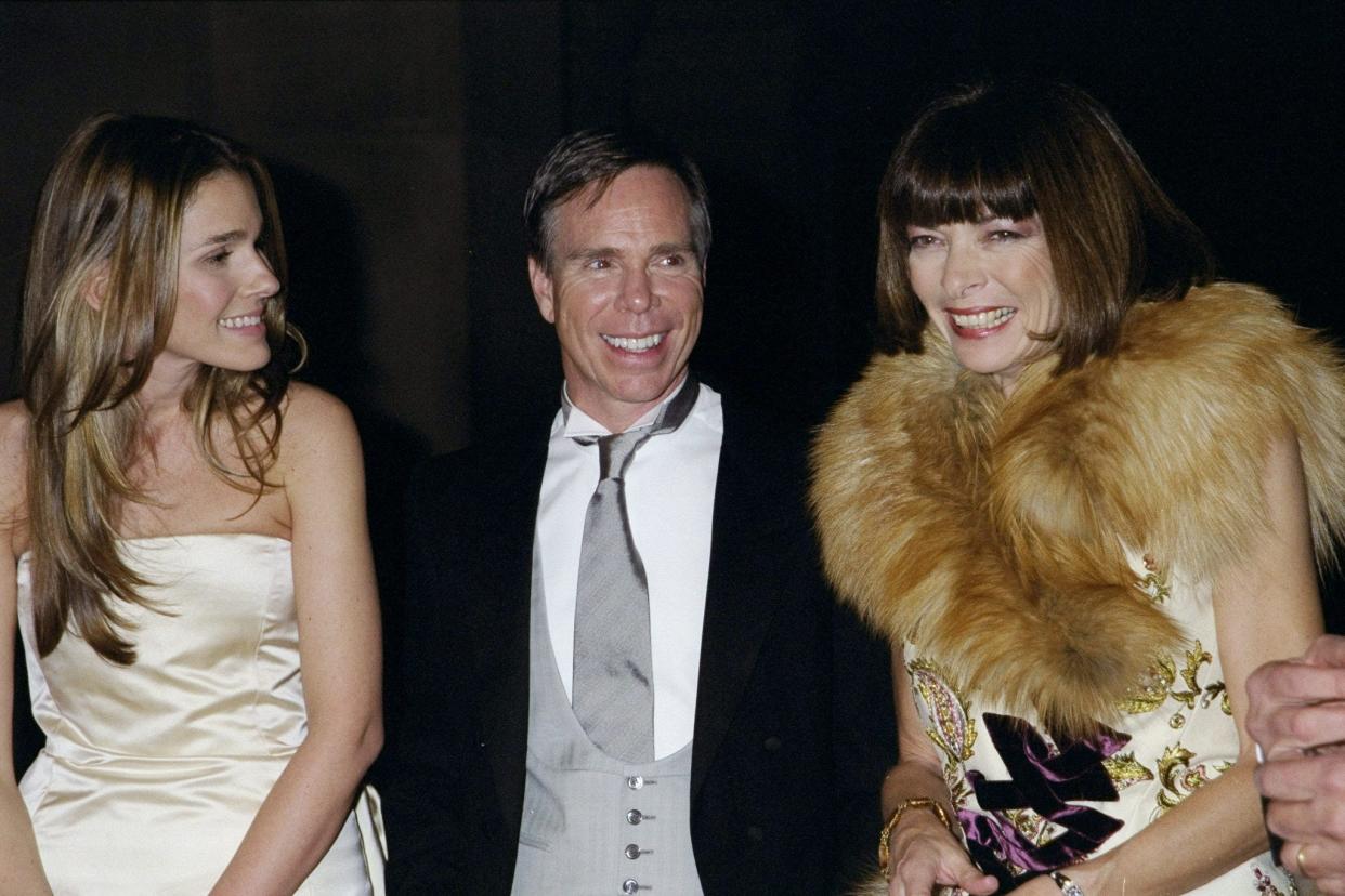 Aerin Lauder, Tommy Hilfiger, and Anna Wintour attend the 1999 Met Gala.