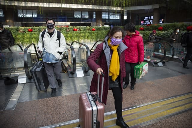 Commuters take precautions at Beijing West Railway Station 