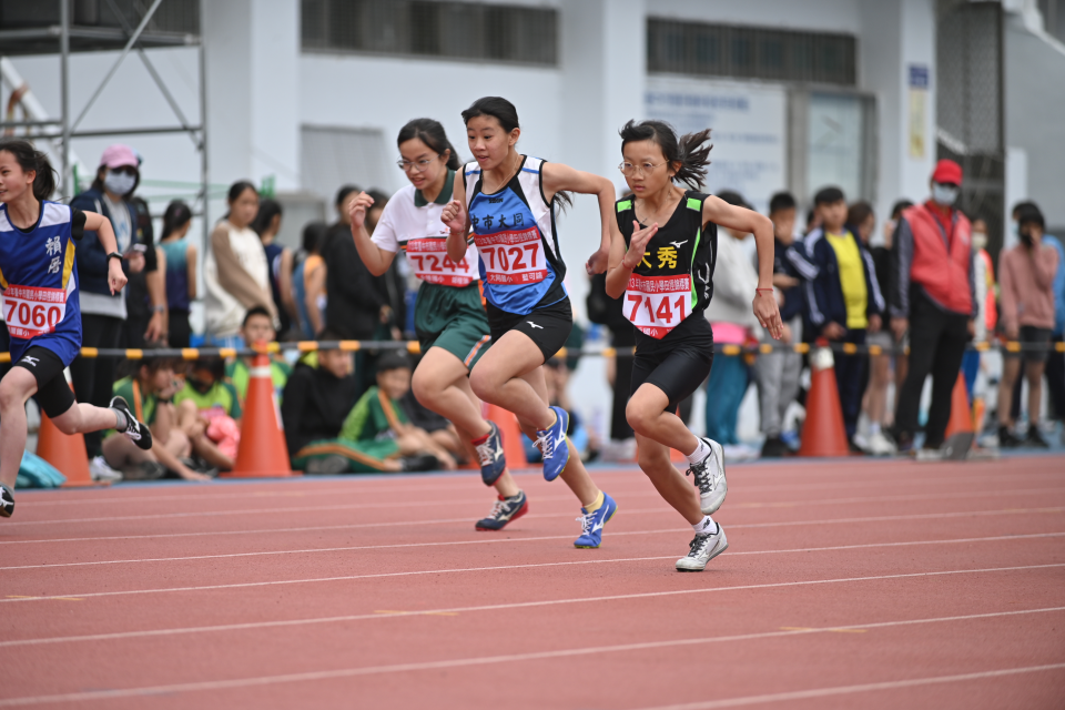 小選手們齊聚田徑場切磋競技