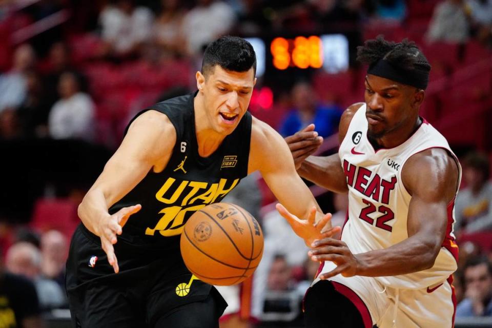 El jugador del Jazz de Utah Simone Fontecchio lucha por la pelota con Jimmy Butler, del Heat, en el partido celebrado el 13 de marzo de 2023 en Miami.