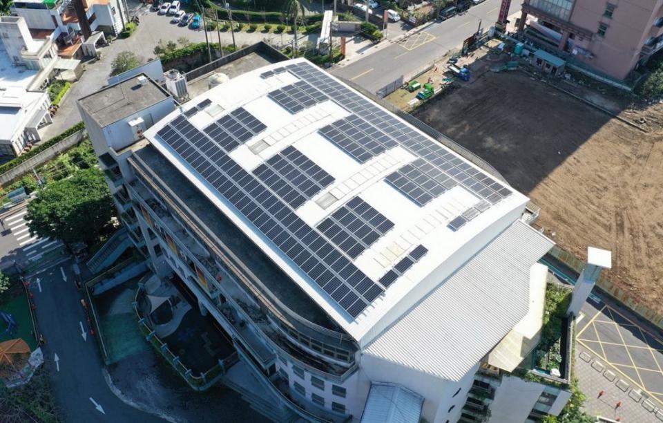 新北市府一一一年推動設置太陽光電發電系統實施計畫起跑，歡迎市民踴躍申請，一起加入屋頂種綠電的行列。<br />（新北市府經發局提供）