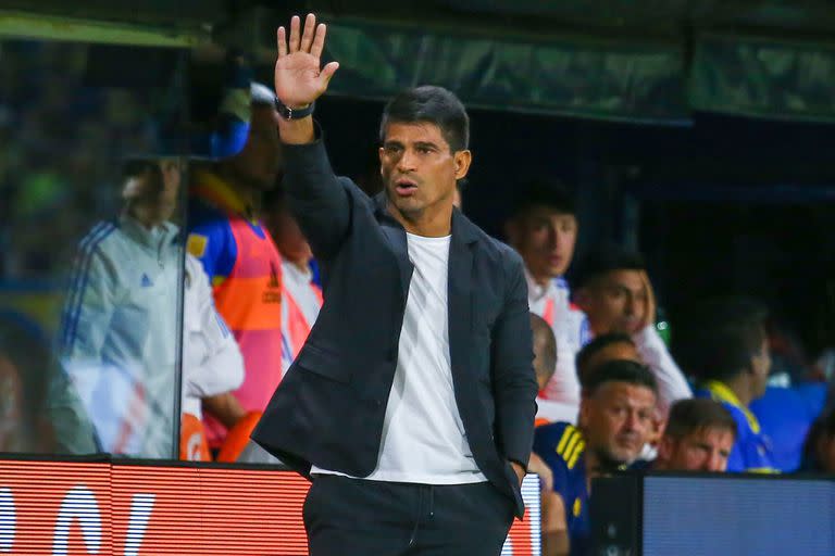 Hugo Ibarra, DT de Boca, tuvo una charla con el plantel en el entrenamiento de este lunes en Ezeiza; su futuro está en duda