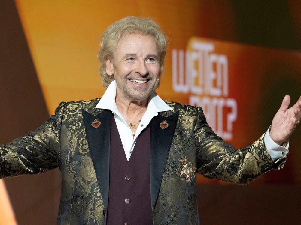 Thomas Gottschalk begrüßt auch 2022 wieder Promis auf seiner "Wetten, dass..?"-Couch. (Bild: ZDF/Sascha Baumann)